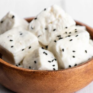 جبنة غنم بلدية طازجة بطعم غني وقوام متماسك، مناسبة للفطور والطبخ.