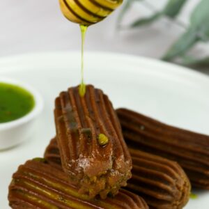 حلاوة العنب التقليدية بطعم حلو طبيعي، مصنوعة من عصير العنب الطازج.